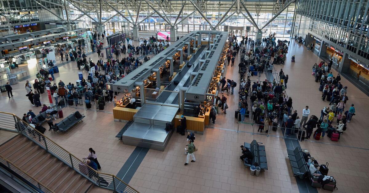 Volle Schalter: Reisende müssen beim Check-in nicht drängeln
